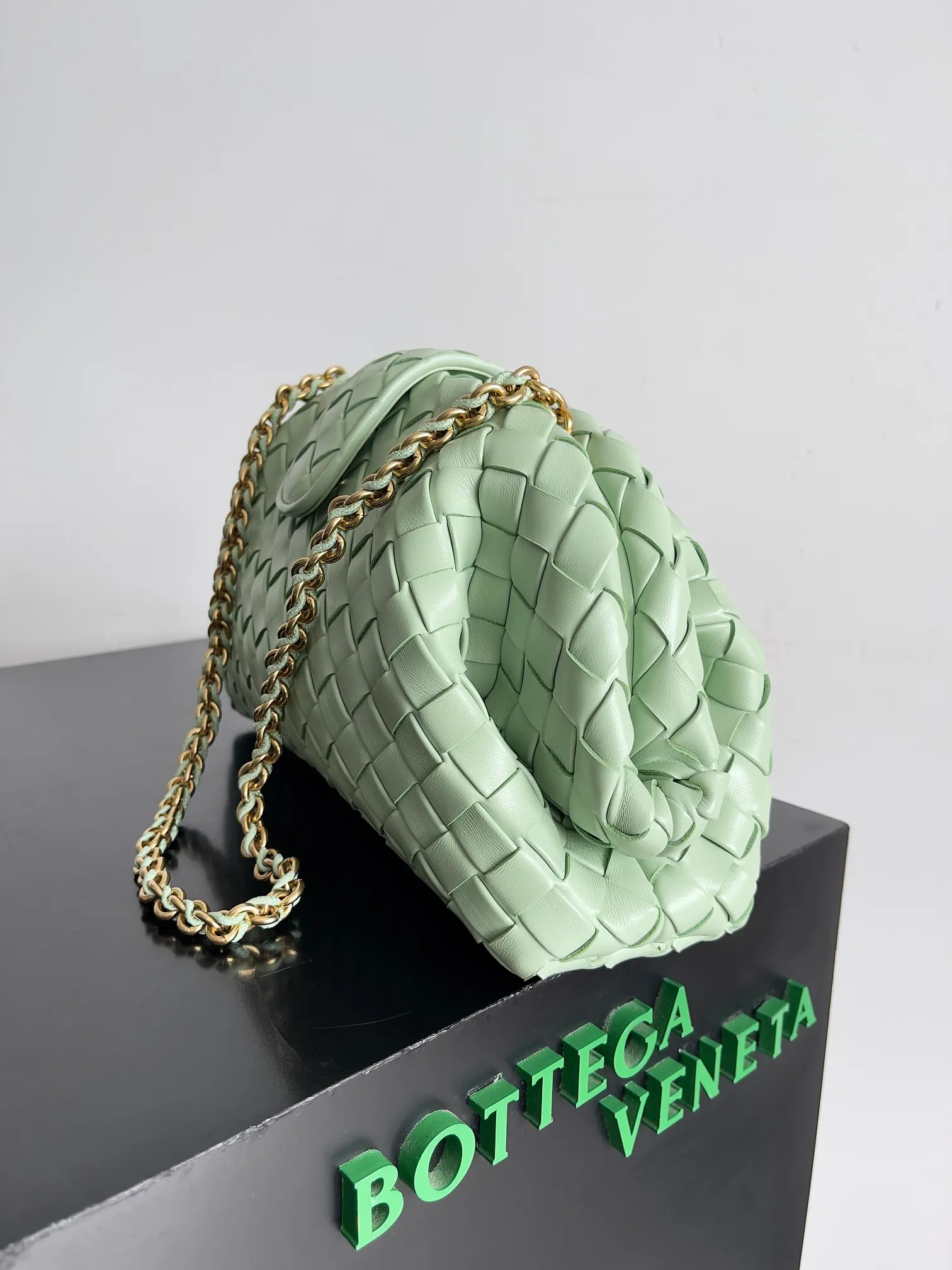 Batch 2260 BOTTEGA VENETA Lady's LAUREN CLUTCH Chain Clutch was inspired by 40 years ago. It is a perfect fusion of classic and modern bags. It is effortless and fashionable for any occasion and at any time. The newly added detachable metal chain allows people to have more ways to carry it. It is grand and elegant. Style No.: 785807 Size: 31.5*16.5*11cm